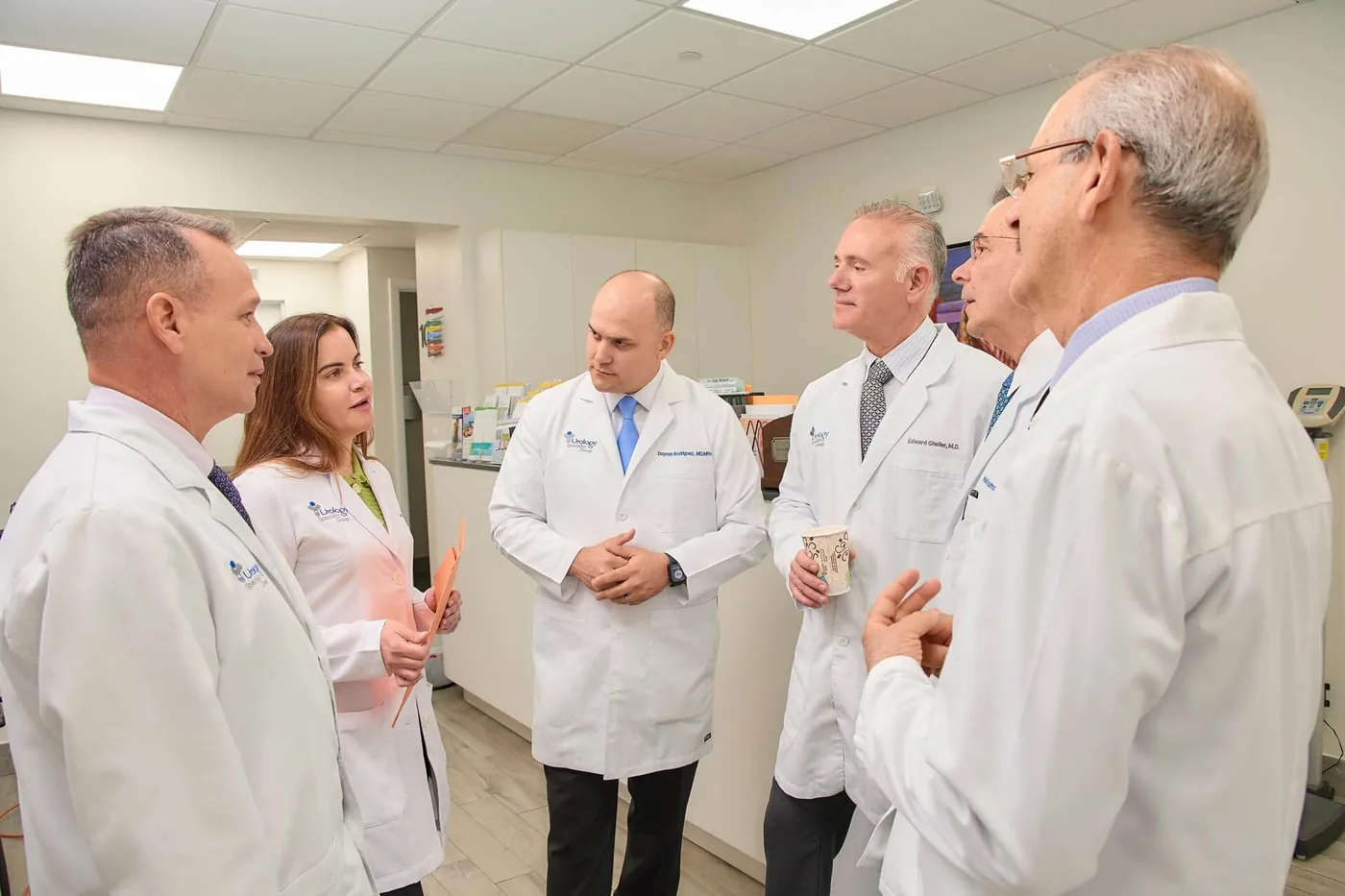 Varios médicos del grupo conversan en el pasillo de la consulta
