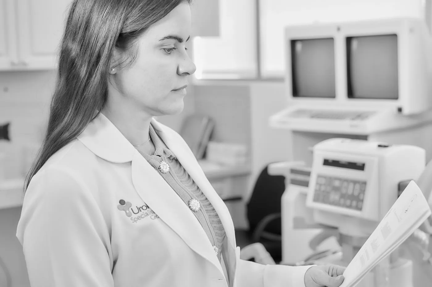 Una integrante del equipo clínico revisa una historia clínica en la sala de diagnóstico