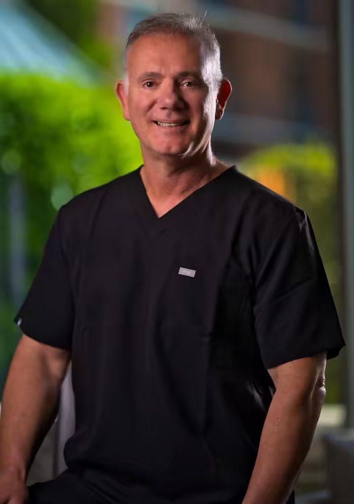 El Dr. Edward Gheiler, MD, FACS, urólogo especialista en implante de pene, en Hialeah, Miami